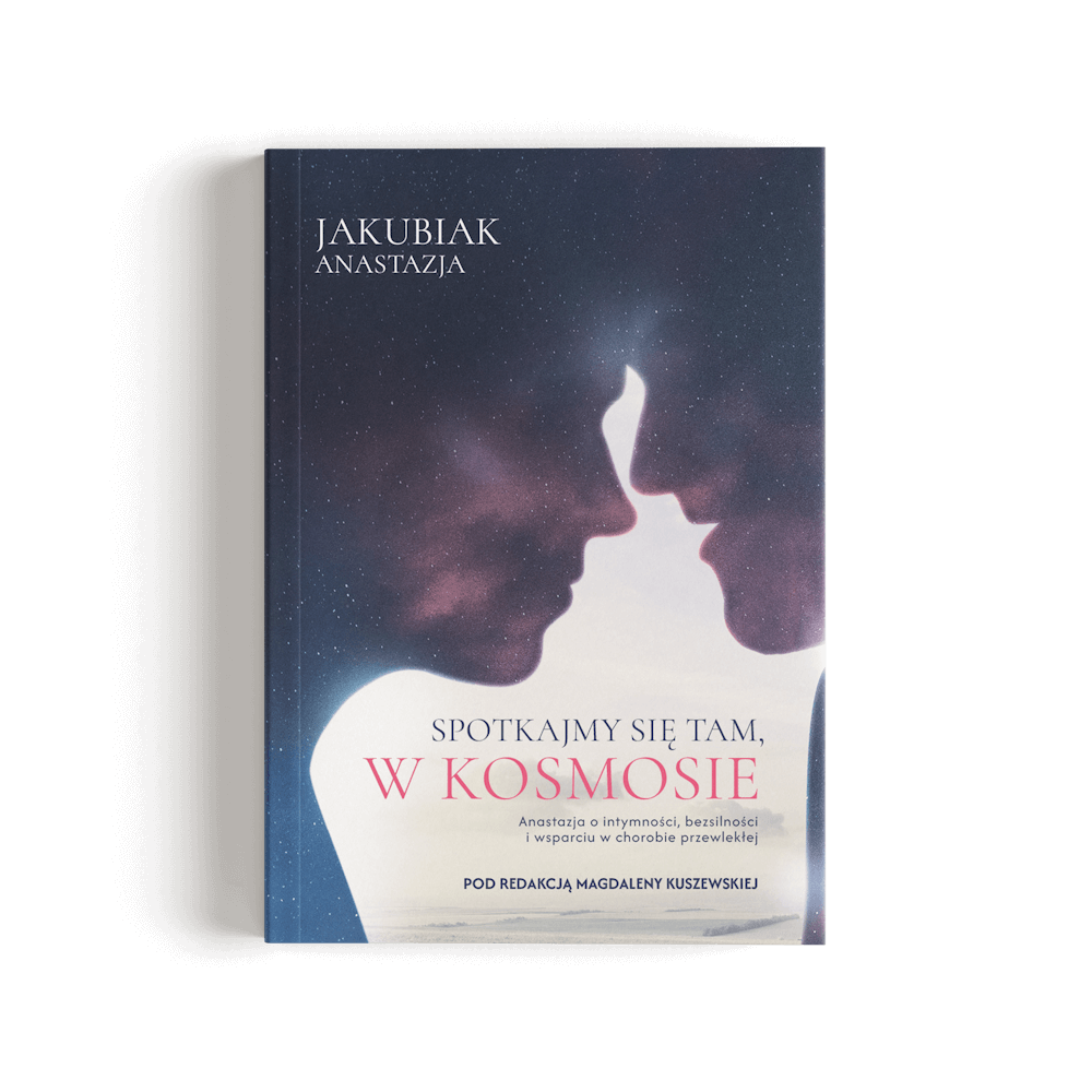 Okładka książki „Spotkajmy się tam, w kosmosie” autorstwa Anastazji Jakubiak. Grafika przedstawia dwa zarysy ludzkich twarzy zwrócone ku sobie na tle ciemnego, gwieździstego nieba. Tytuł na dole jest zapisany na jasnym tle, z wyróżnionymi różowym kolorem słowami „W KOSMOSIE”